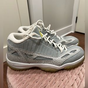 Jordan Retro 11 low. Silver Zest cool grey